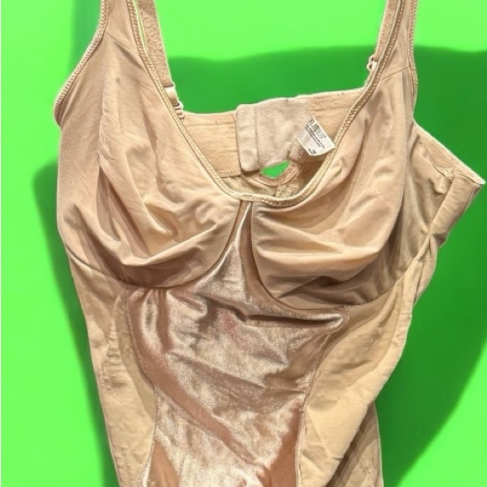 Flexees Elegant Tan Women's Bodysuit 38D Like new no callouts wear or stains - Picture 6 of 6